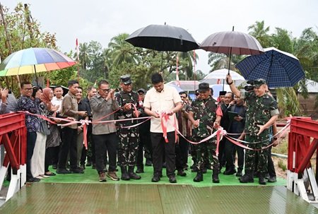 Gubernur Sumatera Utara (Sumut) Bobby Afif Nasution meresmikan Jembatan Armco Kombinasi Bailey (Modulator Tiper-21) di Desa Parjalihotan Kecamatan Pinangsori, Kabupaten Tapanuli Tengah, Kamis (3/9/2026). Foto/Diskominfo Sumut 