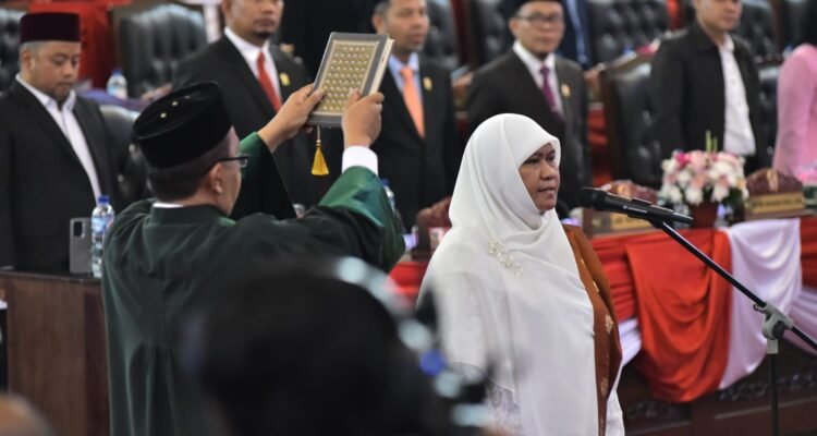Sri Rejeki jalani prosesi pelantikan di gedung paripurna DPRD Medan sebagai Wakil Ketua DPRD Medan. (Ist)
