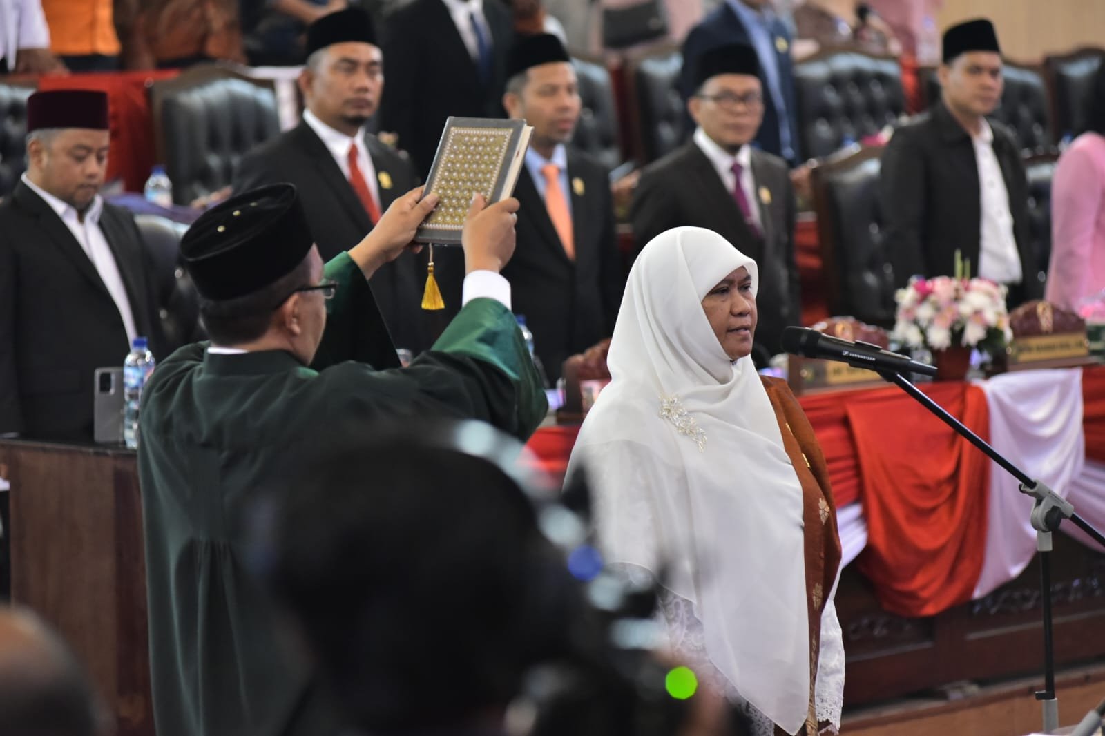 Sri Rejeki jalani prosesi pelantikan di gedung paripurna DPRD Medan sebagai Wakil Ketua DPRD Medan. (Ist)