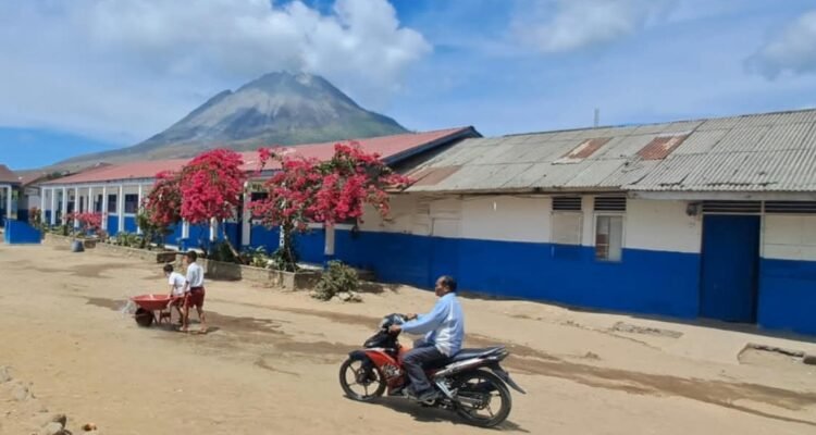 Meskipun Gunung Sinabung sedangberupsi, aktivitas belajar masih berjalan. Foto: Doddy Ferdiansyah/kitamedan.com