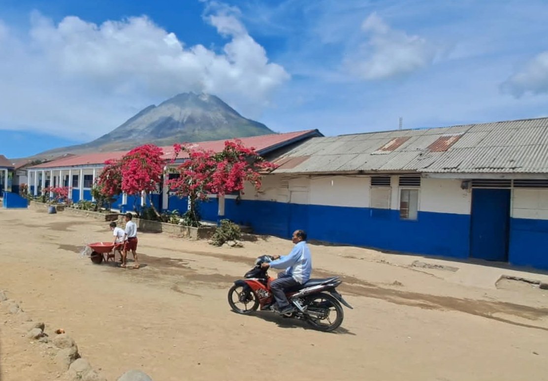 Meskipun Gunung Sinabung sedangberupsi, aktivitas belajar masih berjalan. Foto: Doddy Ferdiansyah/kitamedan.com