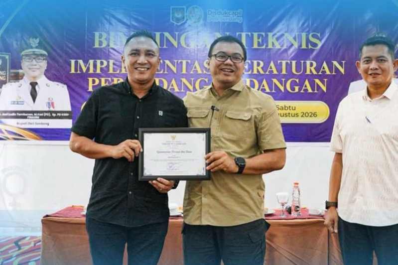 IMG-20260901-WA0047 Camat Percut Sei Tuan Muhammad Kennedy Tarigan, S.IP., M.Si saat menerima penghargaan dari Bupati Deli Serdang dr. H. Asri Ludin Tambunan.