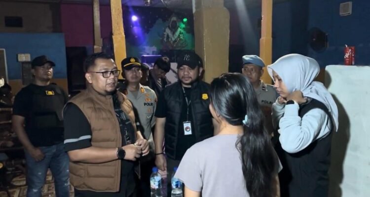 Sat Res Narkoba Restabes Medan tengah mengimbau pengunjung tempat hiburan malam Janna Kita. (Ist)