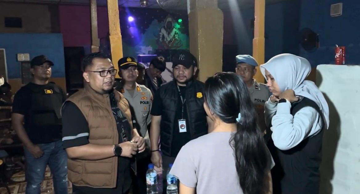 Sat Res Narkoba Restabes Medan tengah mengimbau pengunjung tempat hiburan malam Janna Kita. (Ist)