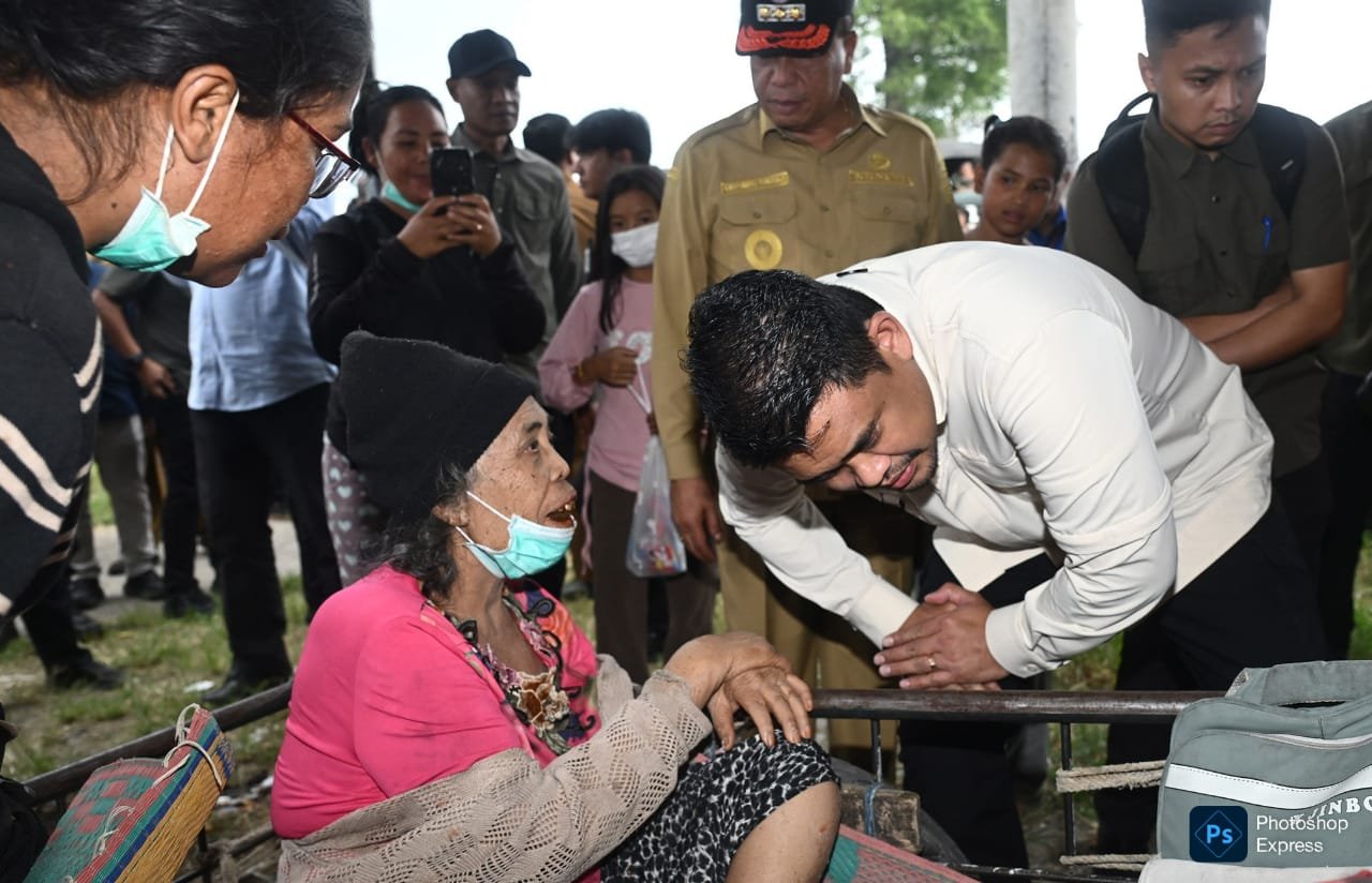 Bobby Nasution jenguk warga pengungsi dampak erupsi gunung Sinabung di Tanah Karo. (Kominfo Sumut Dok)