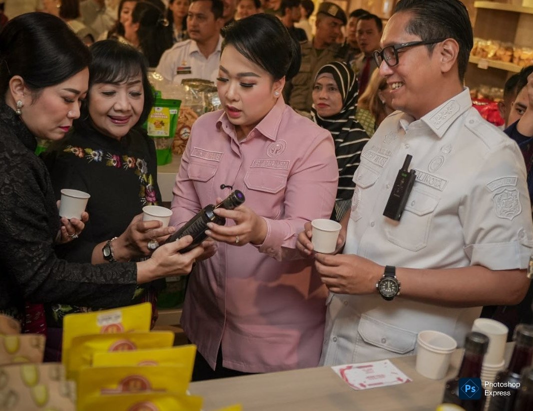 Rico Waas didampingi Airin Rico Waas melihat salah satu produk UMKM. (Ist)