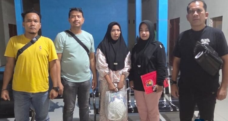 Terduga pelaku penculikan bayi inisial A (pegang plastik) diamankan petugas kepolisian. (Ist)