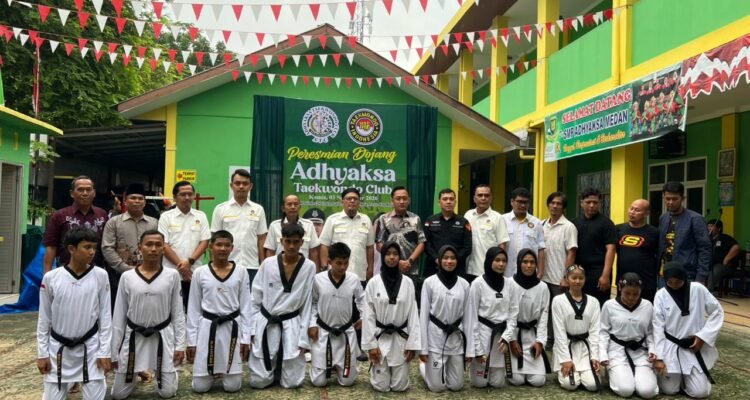 Kajari Medan foto bersama usai peresmian Dojang Adhyaksa Taekwondo Club. (Ist)