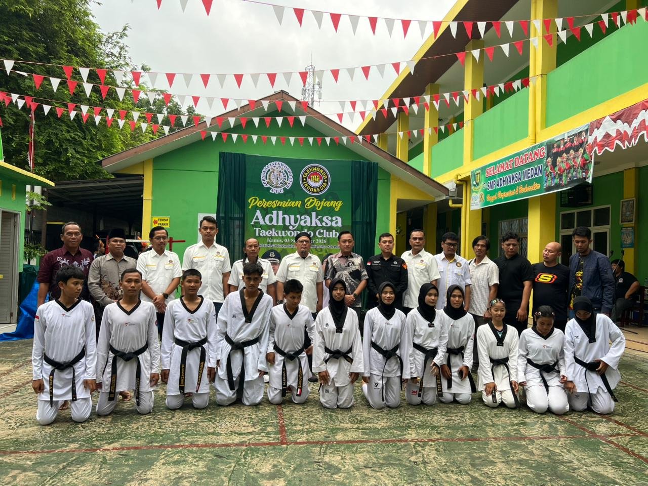 Kajari Medan foto bersama usai peresmian Dojang Adhyaksa Taekwondo Club. (Ist)