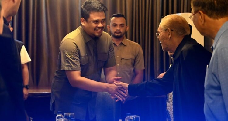 Bobby Nasution menerima audiensi dari pengurus Ikatan Cendekiawan Karo (ICK) di Mikie Holiday Resort and Hotel, Kabupaten Karo. (Kominfo Sumut Dok)