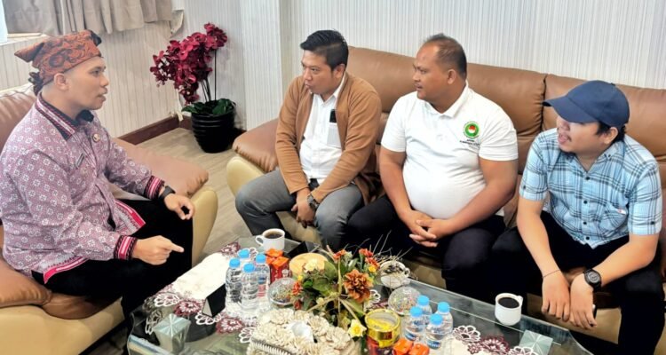 Wakil Bupati Simalungun Benny Gusman Sinaga saat bertemu Asosiasi Pedagang Pasar Seluruh Indonesia (APPSI) Kabupaten Simalungun di Kantor Bupati, Kamis (3/9/2026). Foto: Dinas Kominfo Simalungun