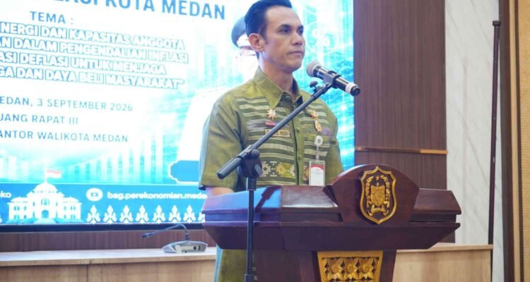 Dr. Ade Gunawan dari Tim TPID hadir memberi materi strategi antisipasi sebelum inflasi menggila. (Kominfo Medan Dok)
