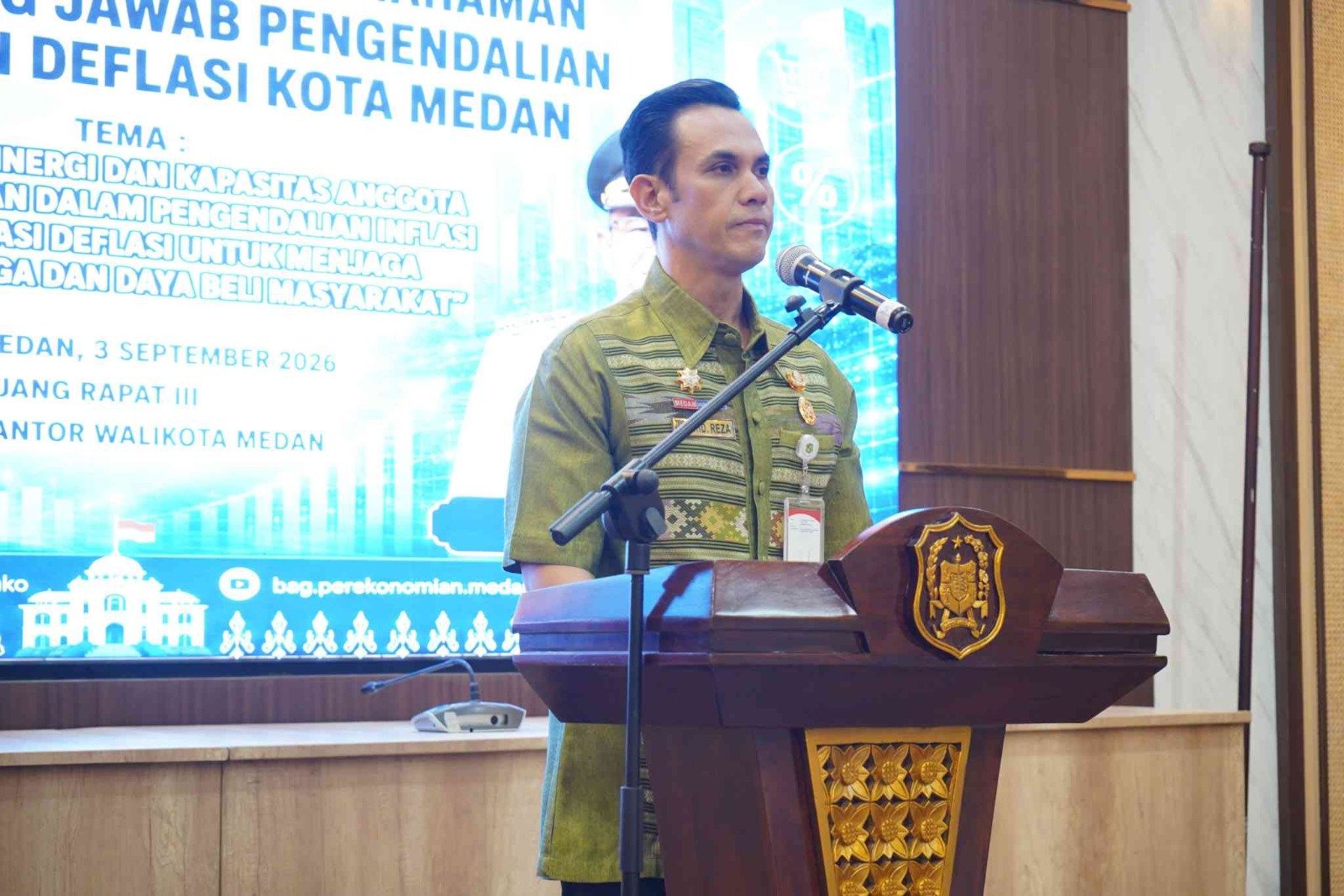 Dr. Ade Gunawan dari Tim TPID hadir memberi materi strategi antisipasi sebelum inflasi menggila. (Kominfo Medan Dok)