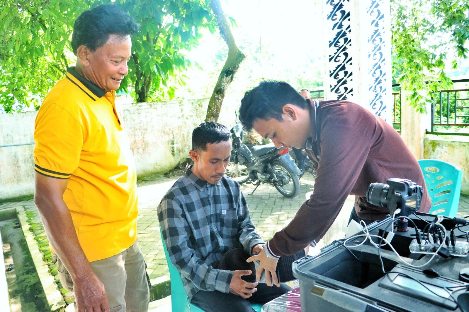 Warga disabilitas Kelurahan Amansari, Kecamatan Dolok Batu Nanggar, Simalungun sedang melakukan perekaman KTP -el. Foto: Dinas Kominfo Simalungun