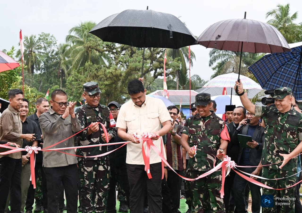 Bobby Afif Nasution resmikan Jembatan Armco Kombinasi Bailey (Modulator Tiper-21) di Desa Parjalihotan Kecamatan Pinangsori, Kabupaten Tapanuli Tengah. (Kominfo Sumut Dok)