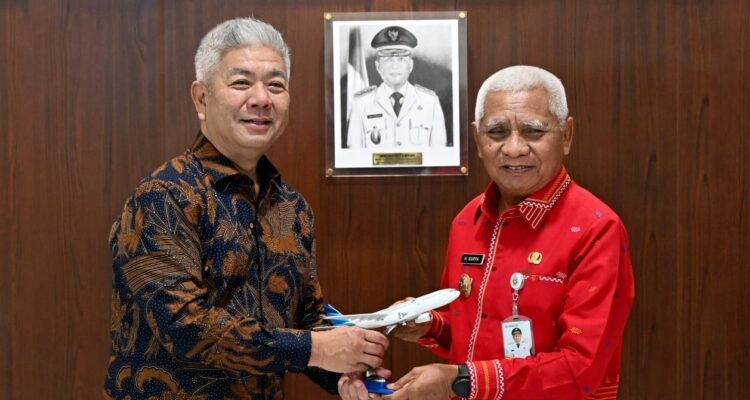 Surya menerima kunjungan Wakil Direktur Utama Garuda Indonesia Thomas Oentoro. (Kominfo Sumut Dok)