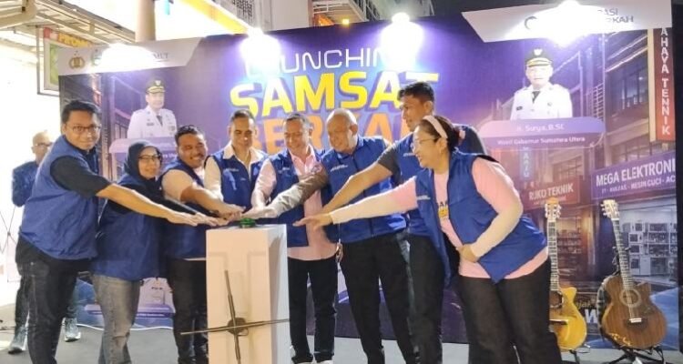 Kepala Badan Pendapatan Daerah (Bapenda) Sumatera Utara. Sutan Tolang Lubis (tengah) melaunching Samsat Berkah Malam, layanan pembayaran pajak kendaraan di Jalan Nibung Raya Medan, Sabtu (5/9/2026) malam. Foto/medandaily.com