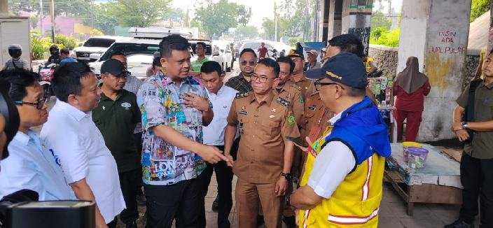 Gubernur Sumatera Utara Bobby Afif Nasution meninjau salah satu titik banjir di Jalan Letda Sujono, tepatnya di kawasan pintu Tol Bandar Selamat, Selasa (8/9/2026).
