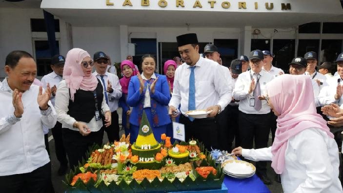 Dirut Perumda Tirtanadi Ardian Surbakti memotong nasi tumpeng peringatan HUT ke -121 Perumda Tirtanadi.
