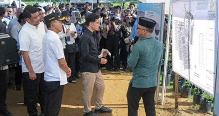 Gubernur Sumut, Bobby Nasution mendampingi kunjungan Wakil Presiden Republik Indonesia Gibran Rakabuming di Hunian Sementara (Huntara) untuk korban terdampak bencana di Desa Napa, Kecamatan Batangtoru, Kabupaten Tapanuli Selatan, Jum'at (4/9/2026). Foto/Diskominfo Sumut