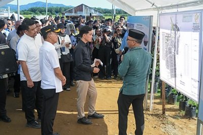 Kunjungan Wapres di Huntap Desa Napa Tapsel 1.jpg Gubernur Sumut, Bobby Nasution mendampingi kunjungan Wakil Presiden Republik Indonesia Gibran Rakabuming di Hunian Sementara (Huntara) untuk korban terdampak bencana di Desa Napa, Kecamatan Batangtoru, Kabupaten Tapanuli Selatan, Jum'at (4/9/2026). Foto/Diskominfo Sumut