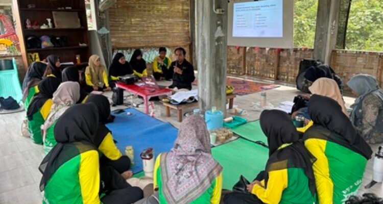 Sesi pelatihan bersama guru dalam rangka penguatan produksi konten edukasi digital. Sumber: Dokumentasi PKM, 4 September 2026.