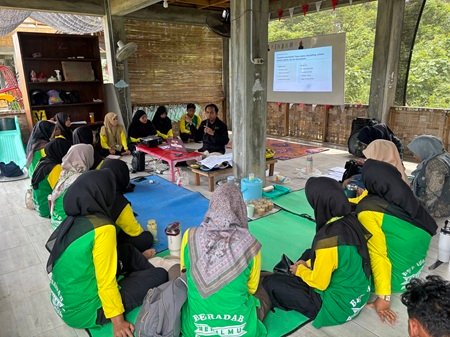 Sesi pelatihan bersama guru dalam rangka penguatan produksi konten edukasi digital. Sumber: Dokumentasi PKM, 4 September 2026.
