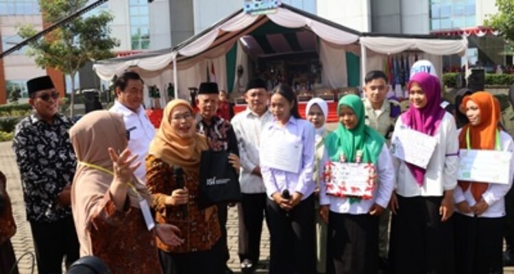Rektor UINSU Medan, Prof. Dr. Nurhayati, M.Ag bersama perwakilan mahasiswa pada pembukaan PBAK, di Kampus IV UINSU Tuntungan, Jalan Lapangan Golf, Durin Jangak, Kecamatan Pancur Batu, Kabupaten Deli Serdang, Selasa (1/9/2026).