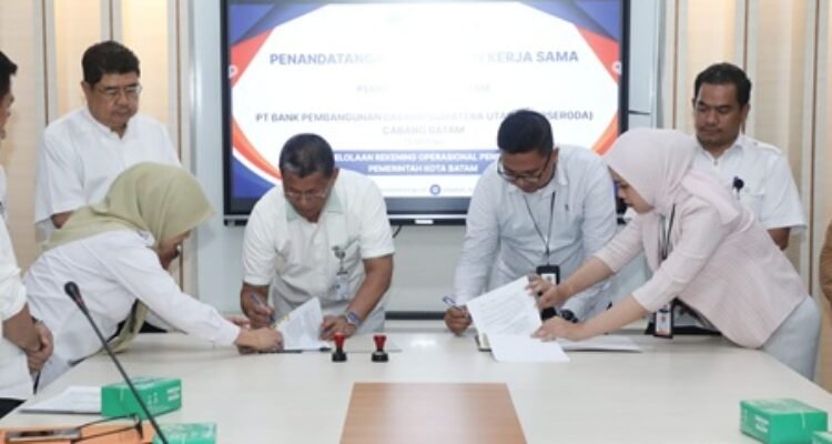 Pemimpin Cabang Bank Sumut Batam, Thomas Tarigan bersama Sekretaris Daerah Kota Batam yang juga Plt Kepala BPKAD, H. Firmansyah melakukan penandatanganan perjanjian kerjasama yang menandai dimulainya pembayaran PBB melalui Bank Sumut.
