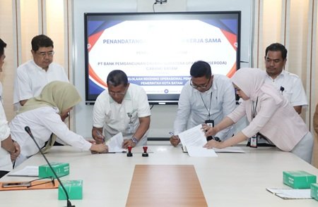 Pemimpin Cabang Bank Sumut Batam, Thomas Tarigan bersama Sekretaris Daerah Kota Batam yang juga Plt Kepala BPKAD, H. Firmansyah melakukan penandatanganan perjanjian kerjasama yang menandai dimulainya pembayaran PBB melalui Bank Sumut.