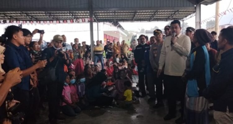 Gubernur Sumatera Utara Bobby Afif Nasution kunjungi lokasi pengungsian warga terdampak erupsi Gunung Sinabung di Desa Sukatepu, Kabupaten Karo, Selasa (1/9/2026) sore. 