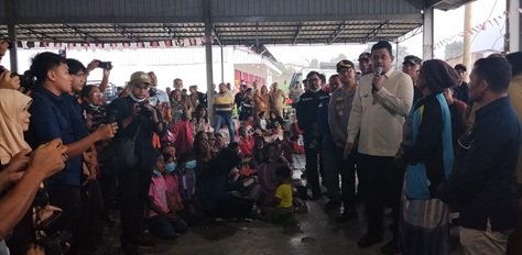 Gubernur Sumatera Utara Bobby Afif Nasution kunjungi lokasi pengungsian warga terdampak erupsi Gunung Sinabung di Desa Sukatepu, Kabupaten Karo, Selasa (1/9/2026) sore. 