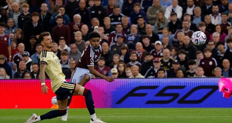 Pemain Aston Villa melepaskan tembakan ke arah gawang Arsenal dalam laga lanjutan Lifa Inggris musim 2026/2027 di Villa Park, Selasa (1/9/2026). Dalam laga itu Arsenal menang 1-0. Foto: Reuters