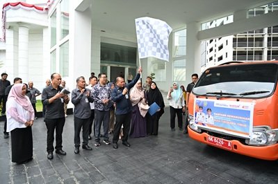 Penjabat (Pj) Sekretaris Daerah Provinsi Sumatera Utara (Sumut) Timur Tumanggor melepas Bantuan Kemanusiaan Pemerintah Provinsi Sumatera Utara untuk Bencana Gempa di Provinsi Nusa Tenggara Timur, di Lobby Dekranasda Lantai 1 Kantor Gubernur Sumut Jalan Diponengoro Nomor 30 Medan, Selasa (1/9/2026). Foto/Diskominfo Sumut