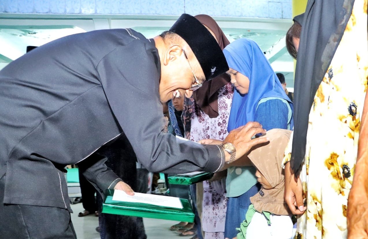 Bupati Simalungun Anton Achmad Saragih memberikan santunan kepada anak yatim. Foto: Dinas Kominfo Simalungun