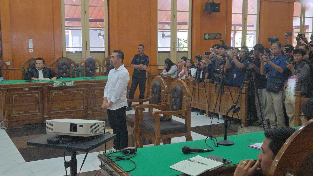 Terdakwa Amsal Sitepu dengarkan putusan hakim di PN Medan. (Ist)