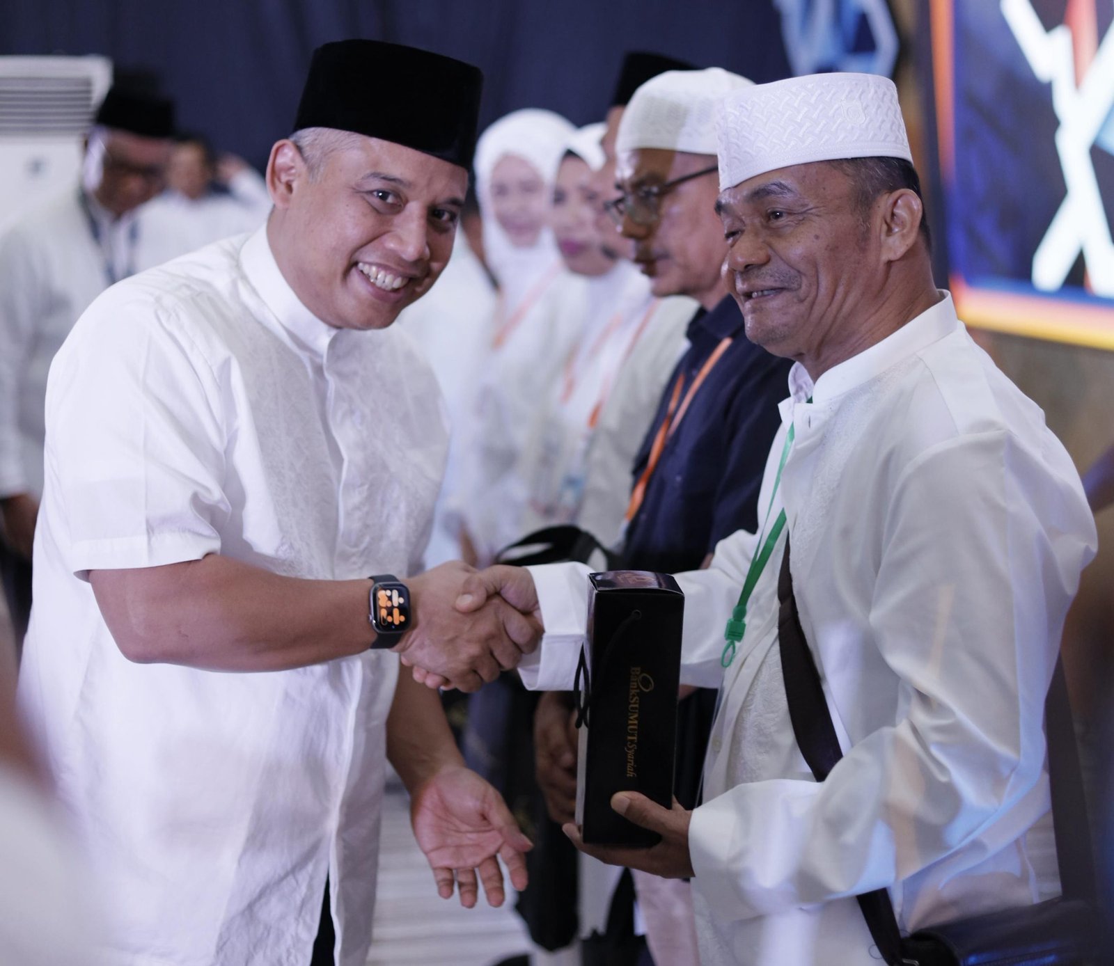 Dirut Bank Sumut Heru Mardiansyah menyalami para calon jamaah yang mengikuti manasik haji akbar Bank Sumut. Foto; IST