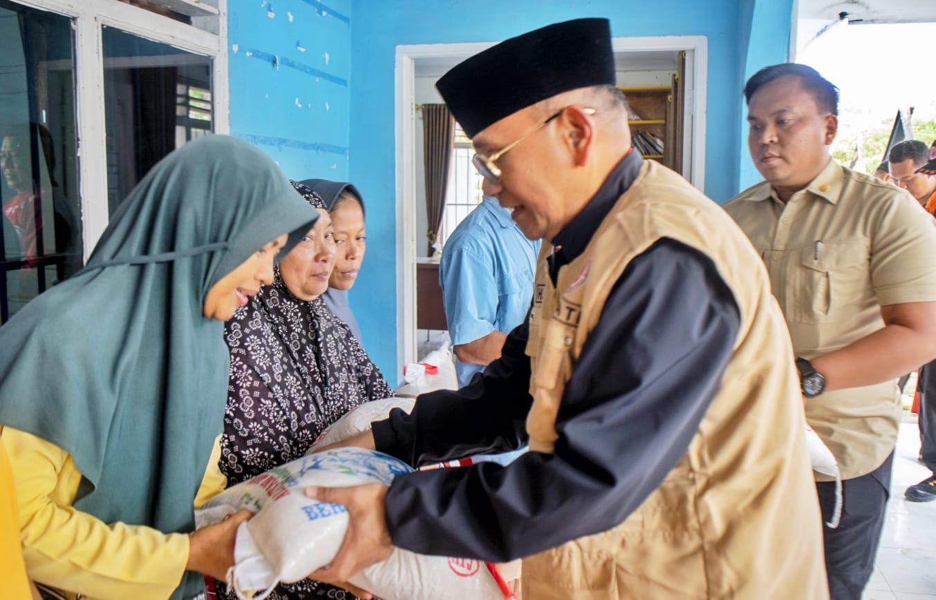 Bupati Simalungun Anton Achmad Saragih memberikan bantuan kepada warga yang terdampak angin puting beliung di Gunung Maligas. Foto; dokumen Dinas Kominfo Simalungun