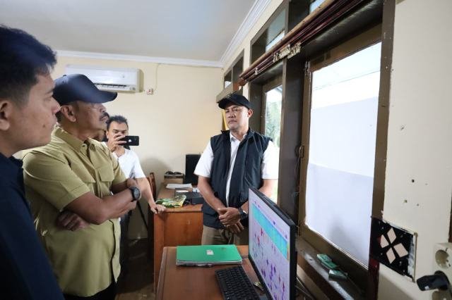 Bupati Madina H saipullah Nasution pantau aktivitas gunung Sorik Marapi di pos penjagaan.