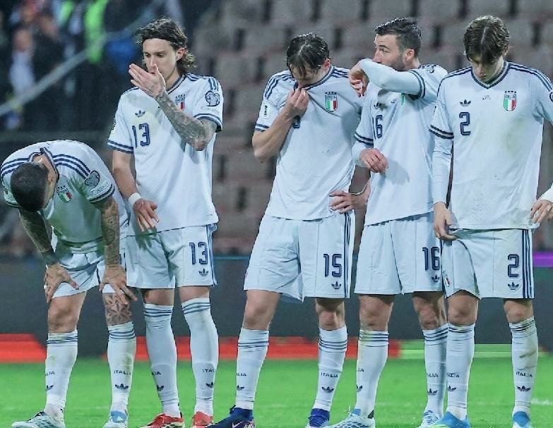 Pemain Timnas Italia tertunduk lemas usai dikalahkan Bosnia dalam adu penalti, Rabu (1/4/2026) dinihari. Foto/hariandisway