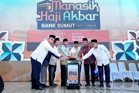 Wakil Gubernur Sumut Surya membuka Manasik Haji Akbar Bank Sumut Tahun 2026 di Aula Madinatul Hujjah, Asrama Haji Embarkasi Medan, Jalan AH Nasution, Medan, Kamis (2/4/2026). Sebanyak 1.661 Jema'ah yang merupakan Nasabah Bank Sumut mengikuti Manasik Haji Akbar ini. Foto/Diskominfo Sumut