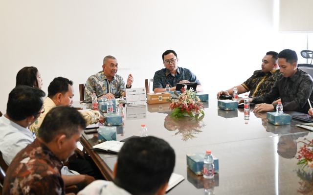 Penjabat Sekretaris Daerah Provinsi Sumatera Utara (Sumut) Sulaiman Harahap menerima audiensi PT Rumah Tani Nusantara di Ruang Kerja Sekda Provinsi Sumut Jalan Diponegoro Nomor 30 Medan, Jumat (3/7/2026). Foto/Diskominfo Sumut