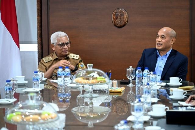 Wakil Gubernur (Wagub) Sumut Surya menerima kunjungan Konsul Jenderal Republik Indonesia (KJRI) Penang, Malaysia, Wanton Saragih Sidauruk, di ruang kerja Wakil Gubernur Sumut, Kantor Gubernur Sumut, Jalan Pangeran Diponegoro Nomor 30, Medan, Senin (6/7/2026). Foto/Diskominfo Sumut