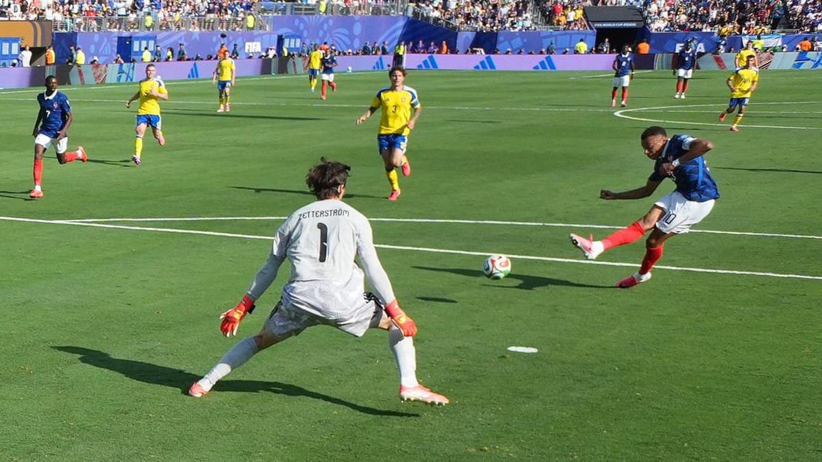 Mbappe cetak gol ke gawang Swedia. Skor akhir 3-0 unggil Perancis. (Foto : Google)