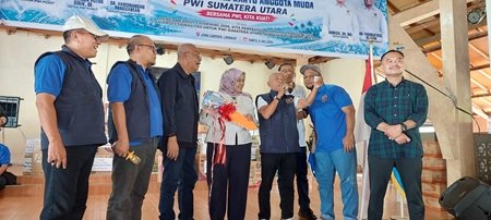 Ketua Umum PWI Pusat Drs H Ahkmad Munir saat menghadiri acara Family Ghatering (FG) PWI Sumut di Jona Garden, Langkat (4/7/2026). Acara dihadiri Ketua PWI Sumut H Farianda Putra Sinik bersama istri.