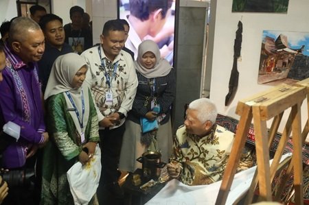 wakilGubernur Sumut Surya langsung praktik membatik dan mencantingkan lilin panas di atas kain katun yang telah diberi pola dasar di PRSU.
