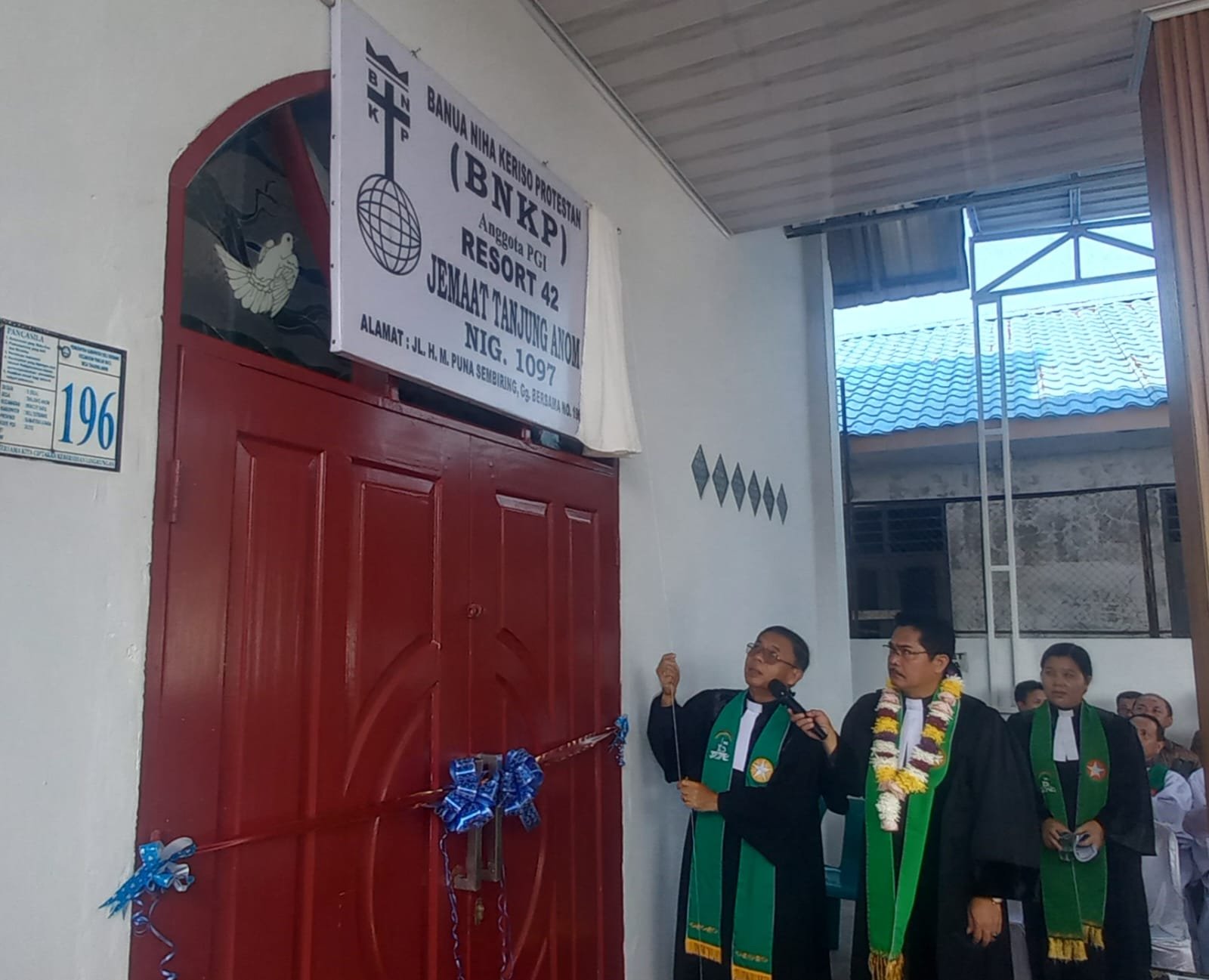 Ephorus Banua Niha Keriso Protestan (BNKP) Pdt. Otoriteit Dachi menahbiskan Gereja BNKP Resort 42 Tanjung Anom di Jalan H.M. Puna Sembiring, Gang Bersama, Desa Tanjung Anom, Kecamatan Pancur Batu, Kabupaten Deli Serdang, Minggu (23/8/2026). Foto; IST