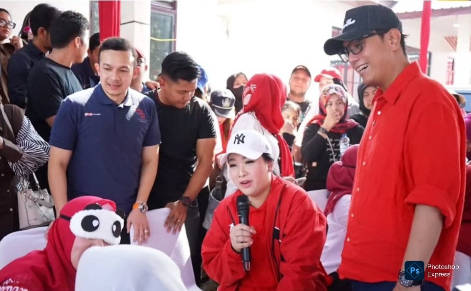 M Agha Novrian menyaksikan lomba rias wajah dengan mata ditutup. (Bapenda Medan IG)