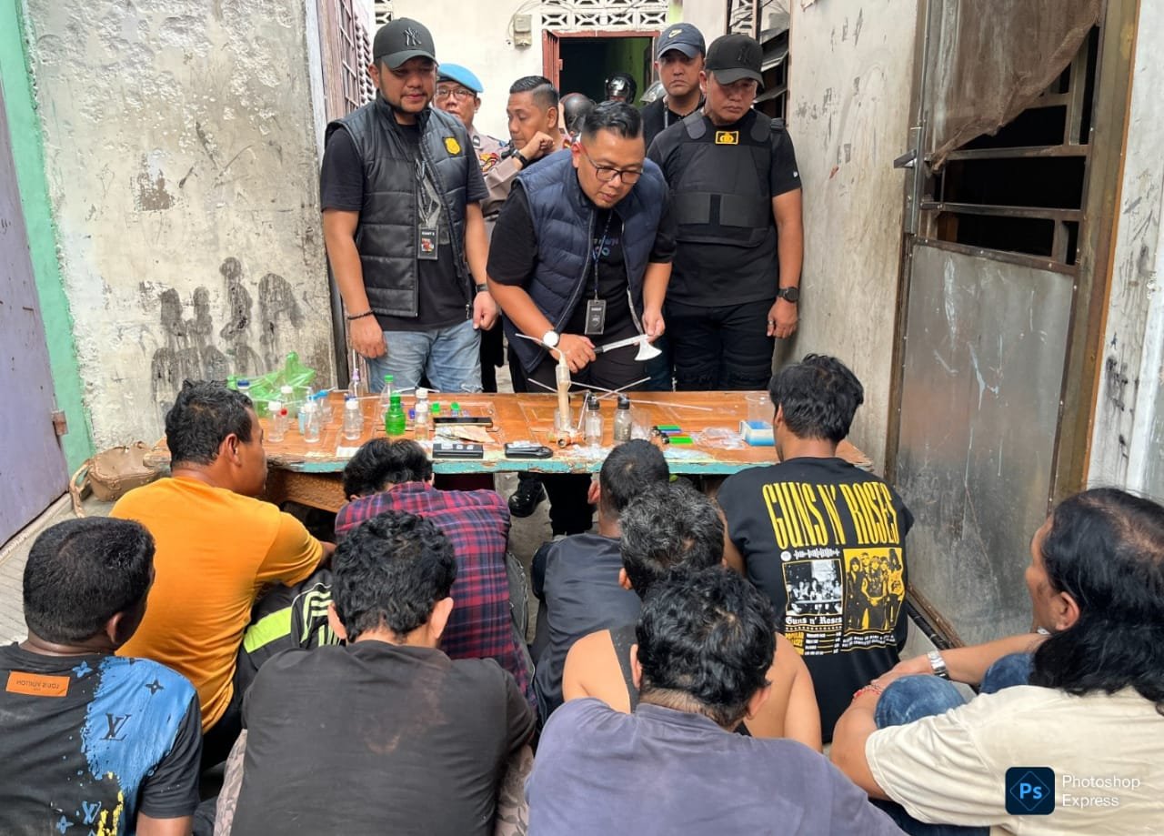 AKBP Rafli Nugraha perlihatkan barang bukti berikut tersangka di lokasi penggerebekan. (Ist)