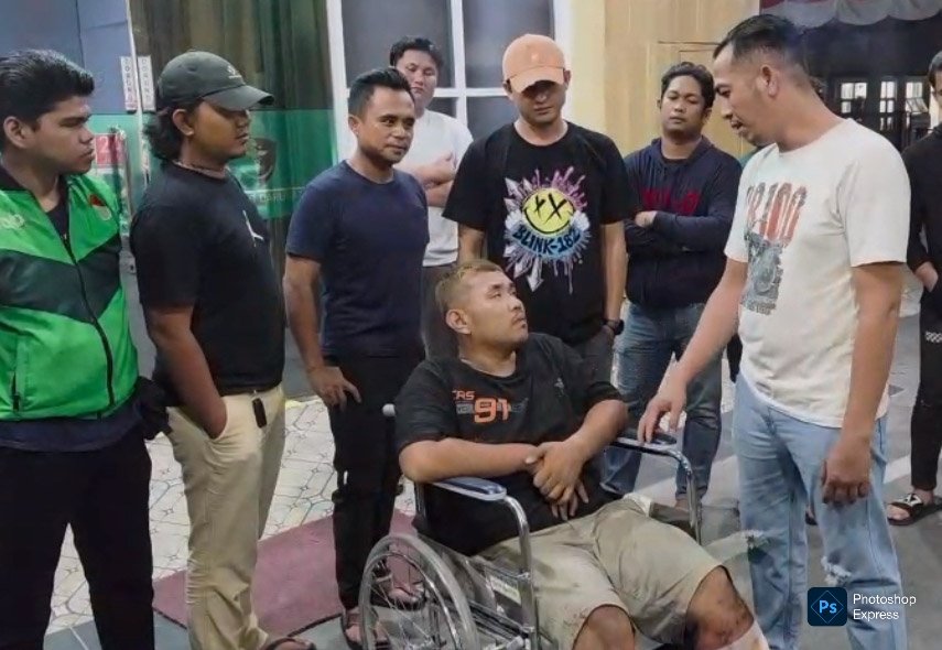 Arif Matondang duduk di kursi roda usai dilumpuhkan polisi saat penangkapan. (Ist)